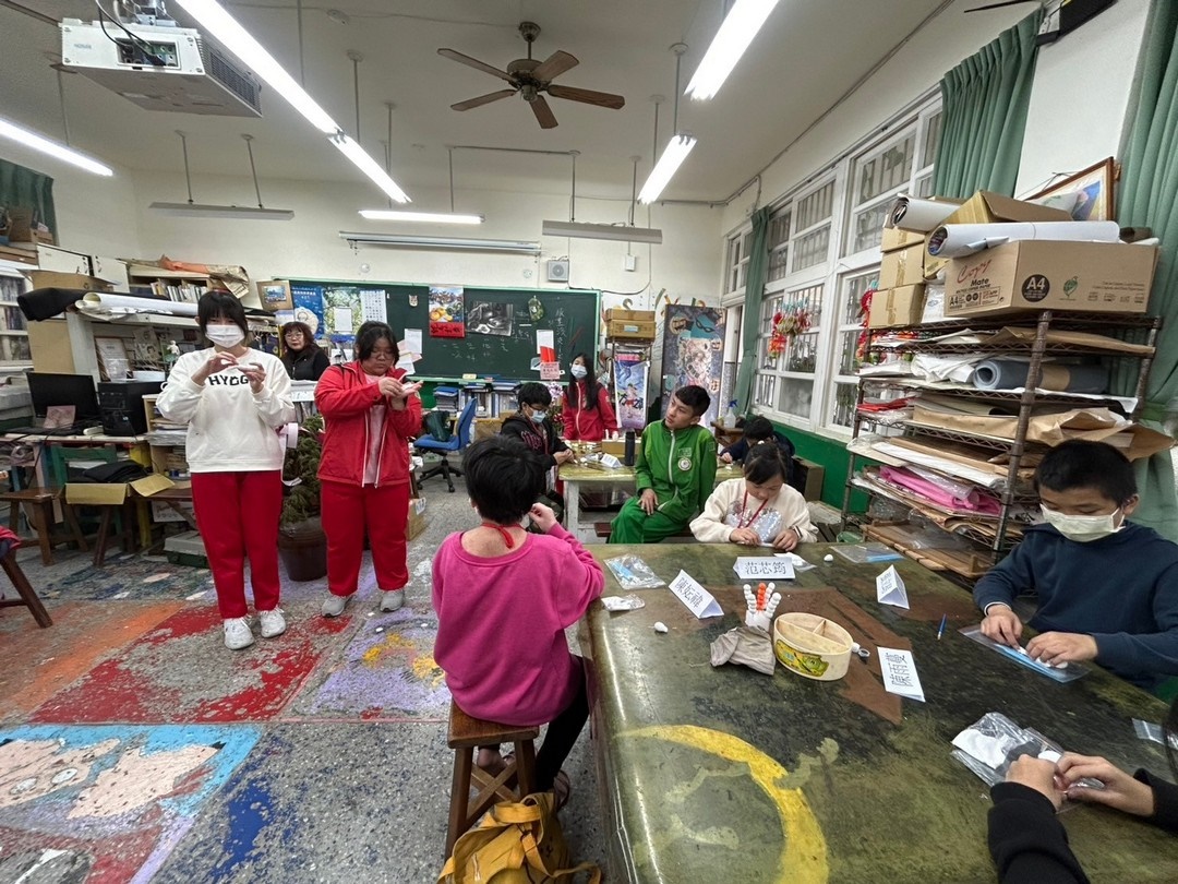 輕質土手作課：糖葫蘆與蚵仔寶寶，學生運用所學教授國小學生利用輕質土創作童趣造型，結合色彩與立體構成，展現豐富的創意表現力